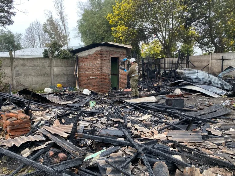 Labocar de Carabineros Talca investiga incendio que destruyó vivienda en Curicó