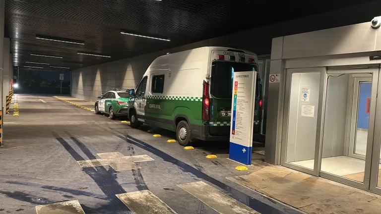 Hombre resulta herido por arma de fuego y es dejado abandonado en centro de salud en Curicó