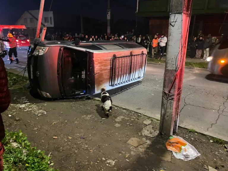 Violento choque en Curicó dejó un vehículo volcado y corte de energía en sector Santa Fe