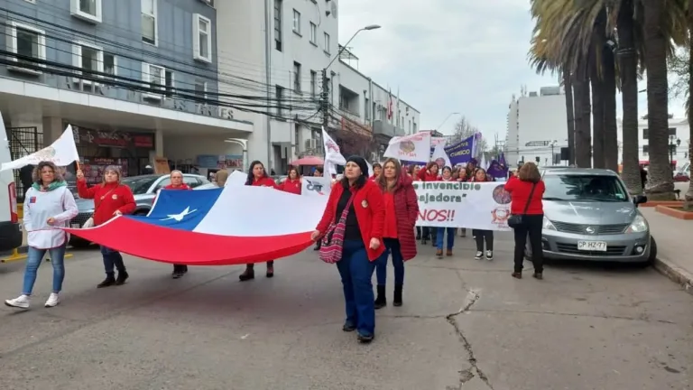 Manipuladoras de alimentos de Curicó marcharon por el centro de la ciudad en el marco de movilización nacional