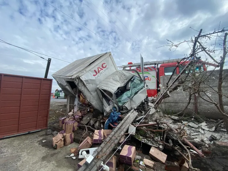 Camión colisiona contra pandereta en sector de Pelequén: una persona resultó lesionada
