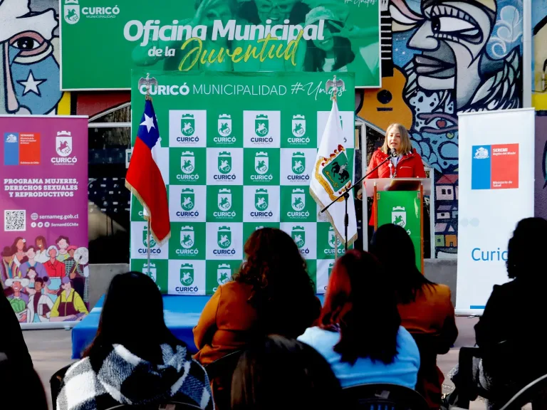 Inauguran en Curicó el primer dispensador gratuito de preservativos de la región