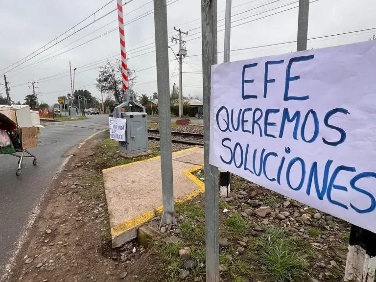 Vecinos de Chimbarongo protestan e exigen solución por fallas en cruce ferroviario en la comuna