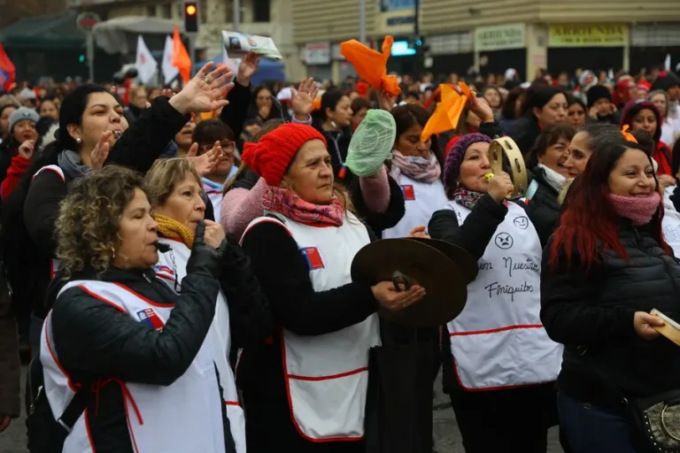 Manipuladoras de alimentos de Junaeb anuncian paro nacional para este 12 de agosto