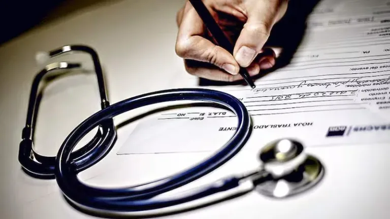 Gobierno ordena expulsión de 281 médicos extranjeros por emisión de licencias falsas