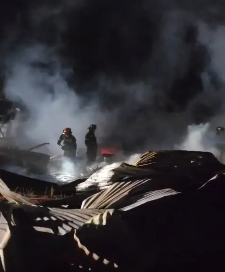 Incendio deja una vivienda destruida y cuatro damnificados en Molina