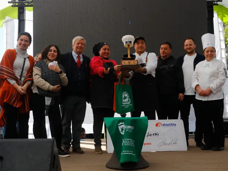 “Trilogía Chilota” gana el premio al Mejor Caldo en la Feria de los Caldos Curicó 2025