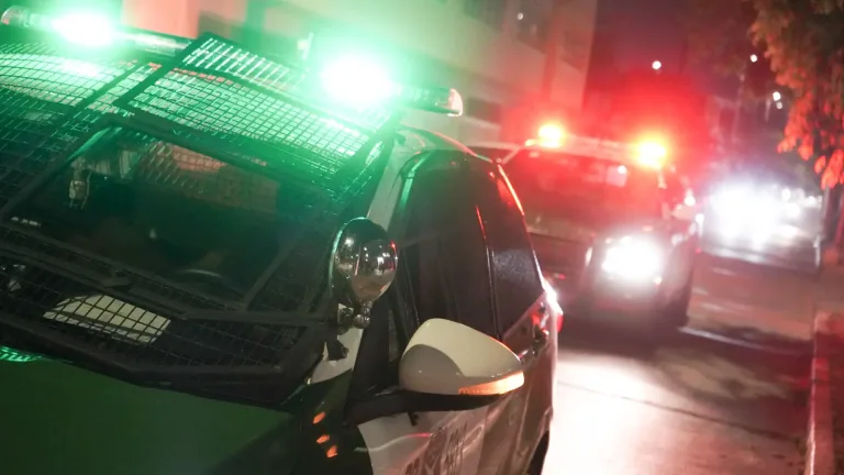 Colisión entre automóvil y motocicleta deja peatón afectado en San Fernando