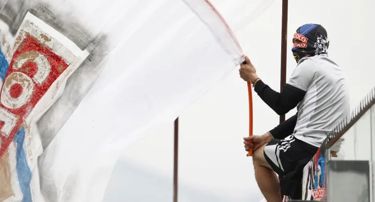 Hincha de Colo Colo murió tras caer desde la techumbre del Estadio Monumental durante el Superclásico