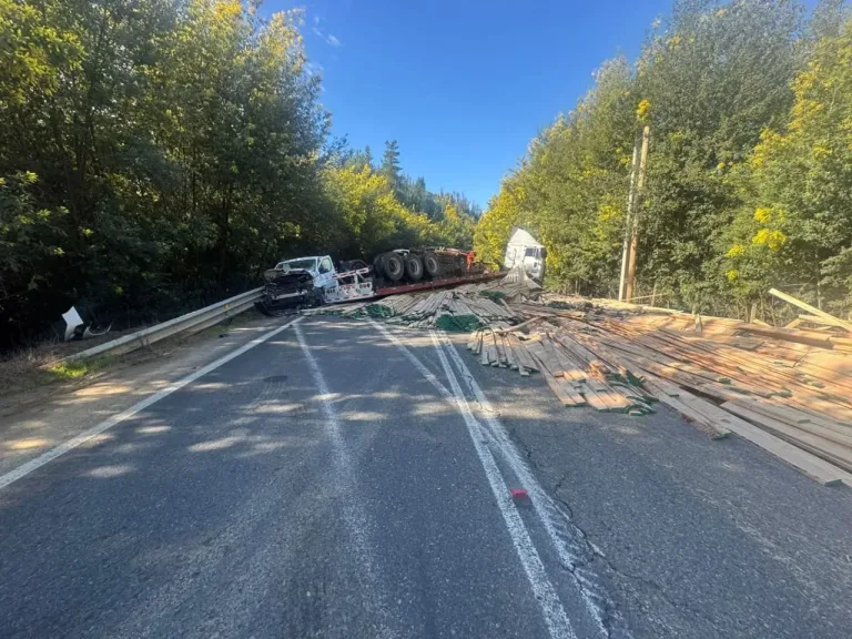 Accidente en la Ruta L-30-M deja camión volcado y vía completamente bloqueada