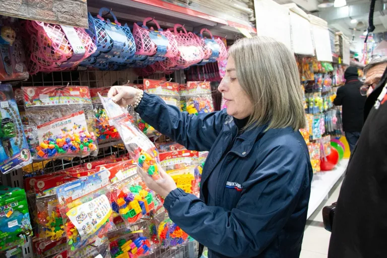 Autoridad Sanitaria fiscaliza importadoras de juguetes en Talca previo al Día de la Niñez