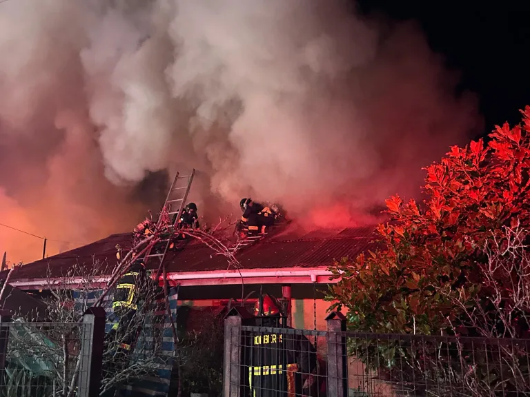 Incendio en Placilla deja una vivienda destruida, otra con daños y dos personas heridas