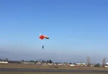 Incidentes en saltos de paracaídas marcan jornada con un fallecido en Pichilemu y una emergencia en Curicó parcaidas-curico