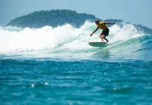 Implementan protocolo para pescadores y deportistas en Caleta Rinconada de Taucú surfista-en-una-ola-azul