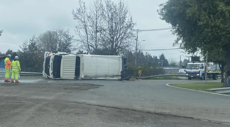 Cuatro trabajadores resultaron lesionados tras volcamiento de camión recolector en Curicó