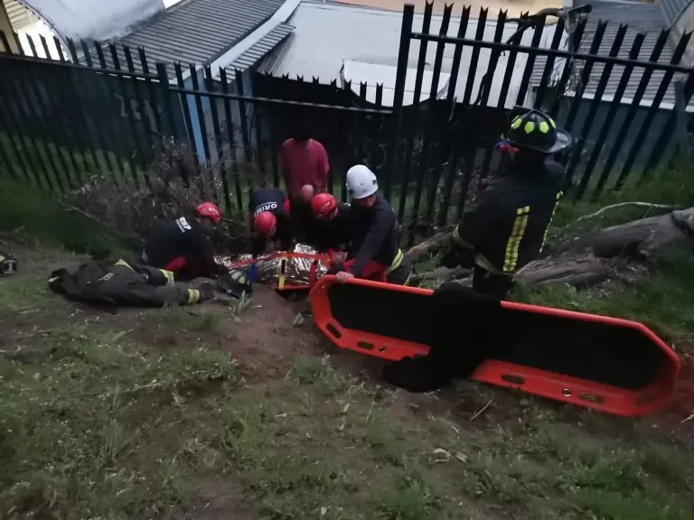 Rescatan a joven de 18 años tras accidente en cerro Carlos Condell en Curicó