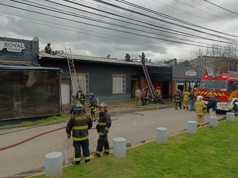 Incendio afectó a local del barrio bohemio de la Av España en Curicó
