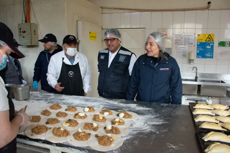 Seremi de Salud fiscaliza fábrica de empanadas en Talca: tres locales con sumarios sanitarios