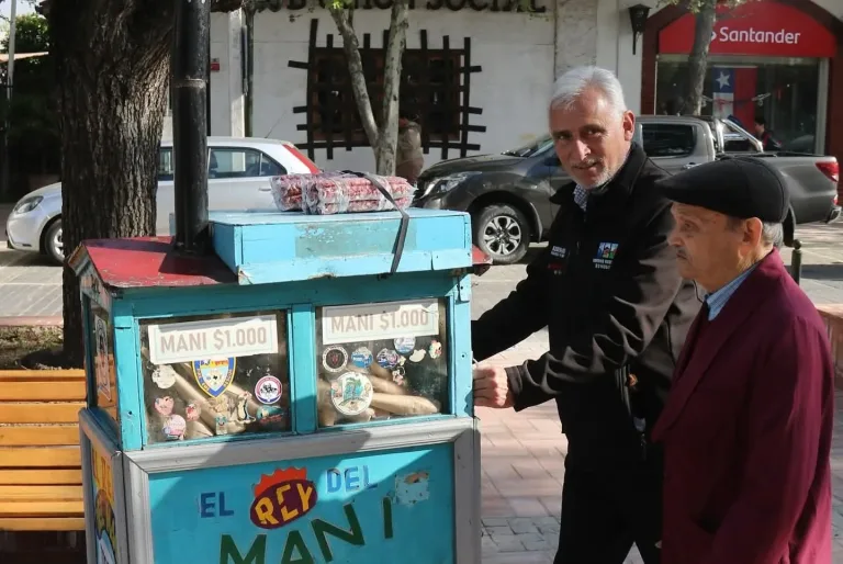 Santa Cruz rinde homenaje a don Cachimbauer, el histórico vendedor de maní de la plaza