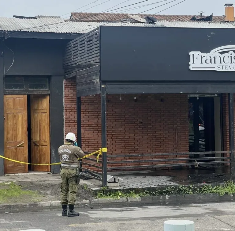 Labocar de Carabineros investiga incendio que afectó a local comercial y vivienda en Curicó