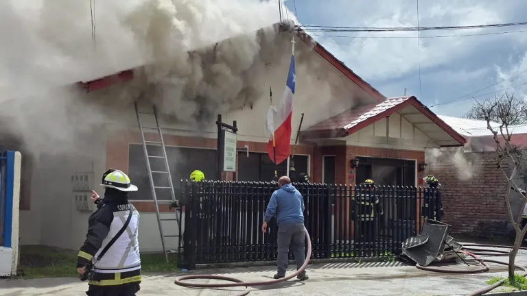 Incendio destruyó laboratorio clínico y centro médico en San Vicente
