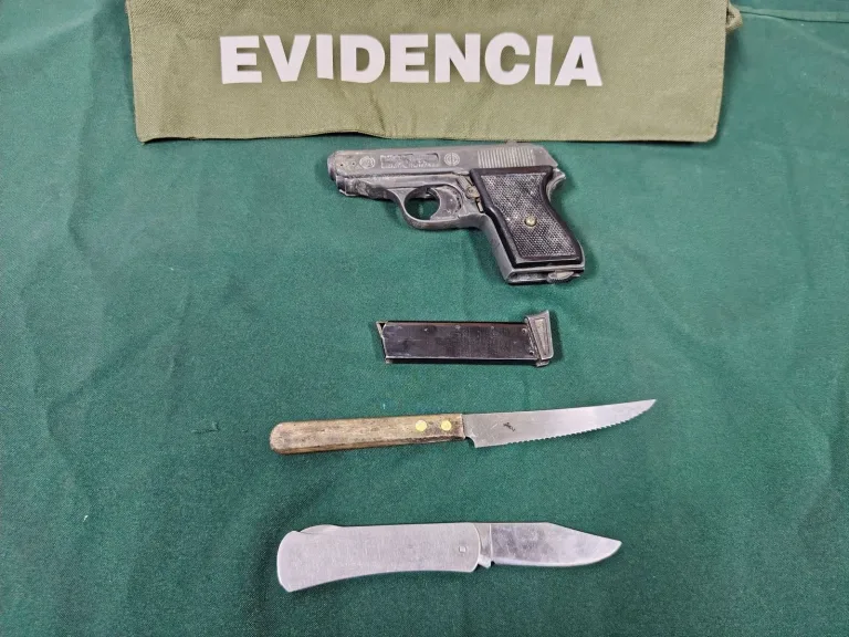 Carabineros detuvo a un sujeto por porte ilegal de arma de fuego y arma blanca en Constitución