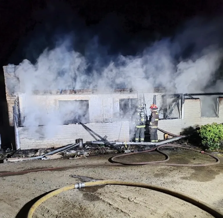Incendio consumió vivienda en sector Mercedes en Río Claro