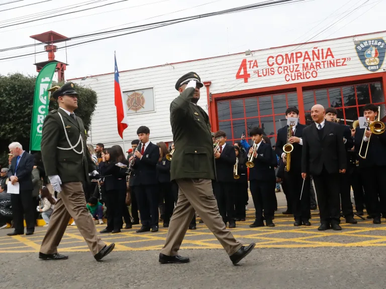 Centenares de personas participaron en desfile en honor a la Cuarta Compañía de Bomberos en Aguas Negras