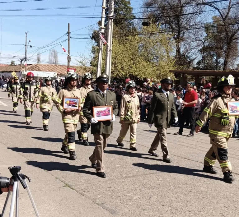 Bomberos de Colbún desfilaron con fotografías tras prohibición municipal de sus carros en acto patrio