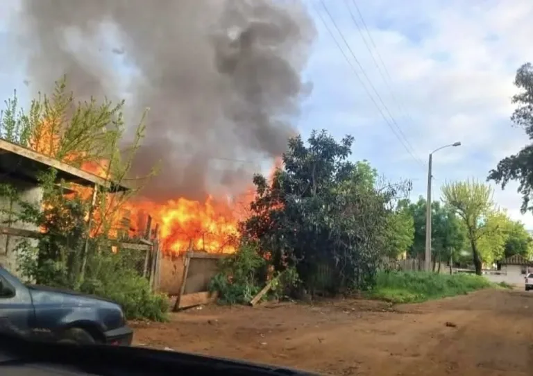 Incendio en Cauquenes deja a menor herido y vivienda destruida