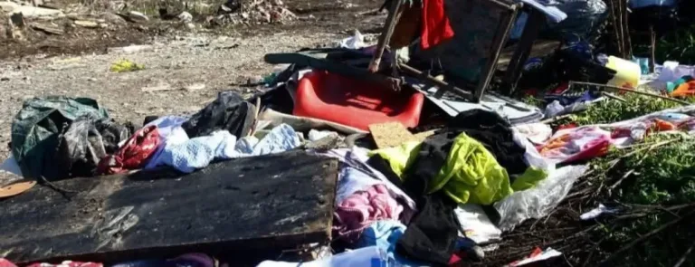 Impactante hallazgo en sector Aguas Negras de Curicó: madre e hija fueron encontradas durmiendo en un basural