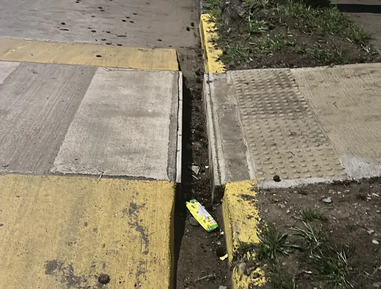 Vecinos de Rucatremo expresan preocupación por robo de rejillas en mitigaciones viales de Avenida España