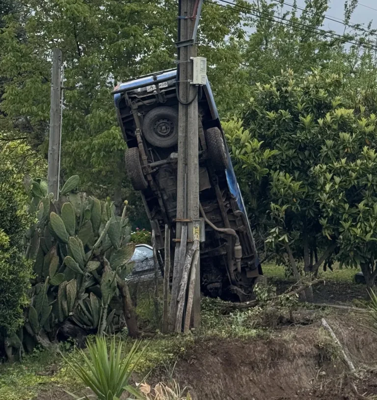 Conductor pierde el control de camioneta y termina montado sobre poste eléctrico en Palmilla