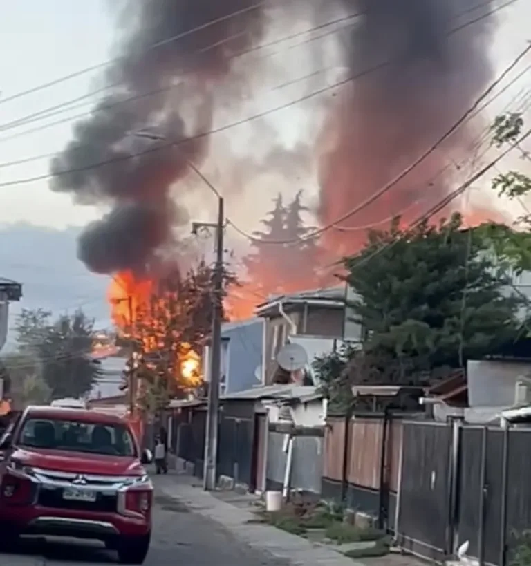 Grave incendio destruyó tres viviendas y dejó seis familias damnificadas en Graneros