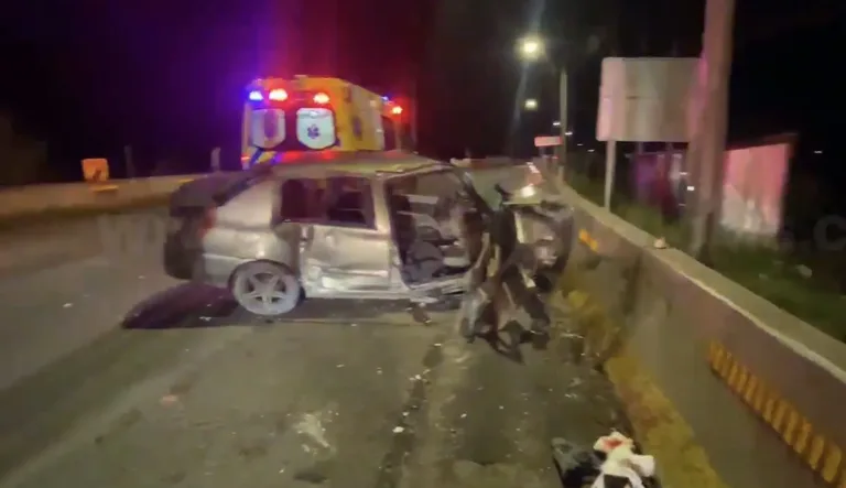 Accidente en ingreso al Puente Rauco deja a dos personas lesionadas, una de ellas en riesgo vital