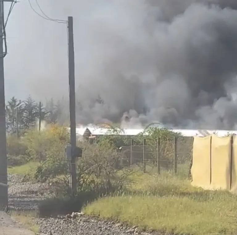 Incendio destruye dos viviendas y deja una tercera con daños en Puente Negro, San Fernando