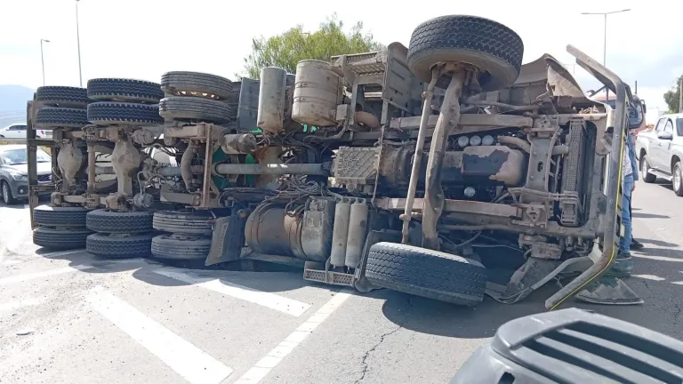 Volcamiento de camión movilizo a equipos de emergencia en San Fernando