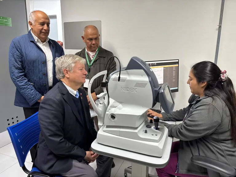 Nueva cámara retinal permitirá diagnósticos más rápidos en Curicó