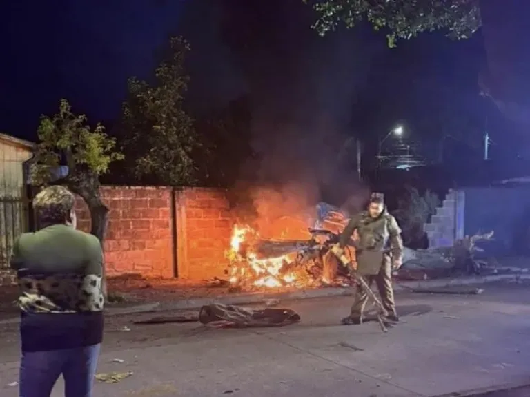 Violento accidente en Chimbarongo: automóvil colisiona con una muralla y se incendia en calle Máximo Valdés
