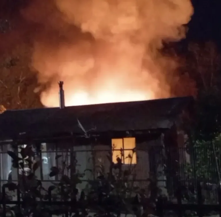 Incendio destruye por completo una vivienda en el sector La Patagua de Santa Cruz