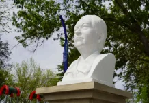 Instalan busto de Gabriela Mistral en una de las plazas más antiguas de Molina Instalan busto de Gabriela Mistral en una de las plazas más antiguas de Molina-1
