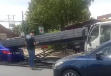 Ocupantes de vehículo resultan ilesos tras caída de carga metálica en avenida Balmaceda, Curicó 2468665416409666855