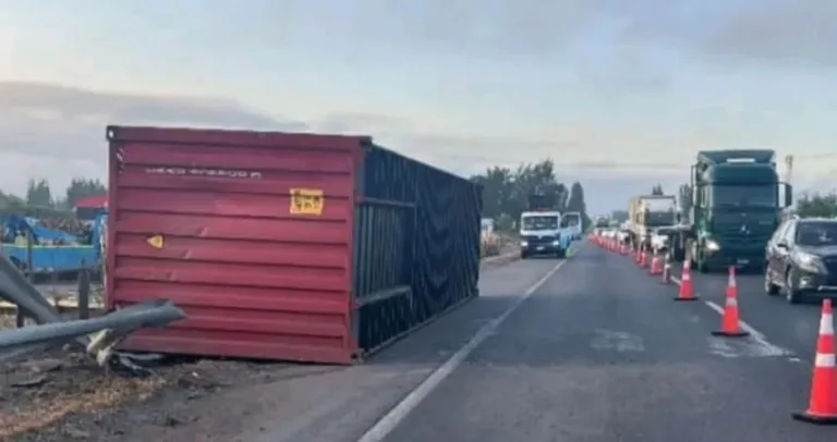 Contenedor caído en Ruta 5 Sur a la Altura de Rengo, había sido robado desde el puerto de San Antonio