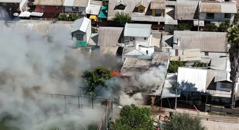 Devastador incendio destruyó tres viviendas en Villa El Villorrio de Rengo