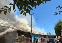 Incendio de gran magnitud afectó a locales comerciales en pleno centro de Chimbarongo Incendio de gran magnitud afectó a locales comerciales en pleno centro de Chimbarongo