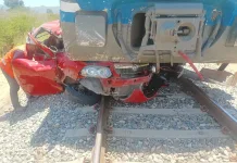 Vehículo quedó bajo tren de pasajeros tras grave accidente ferroviario en Molina