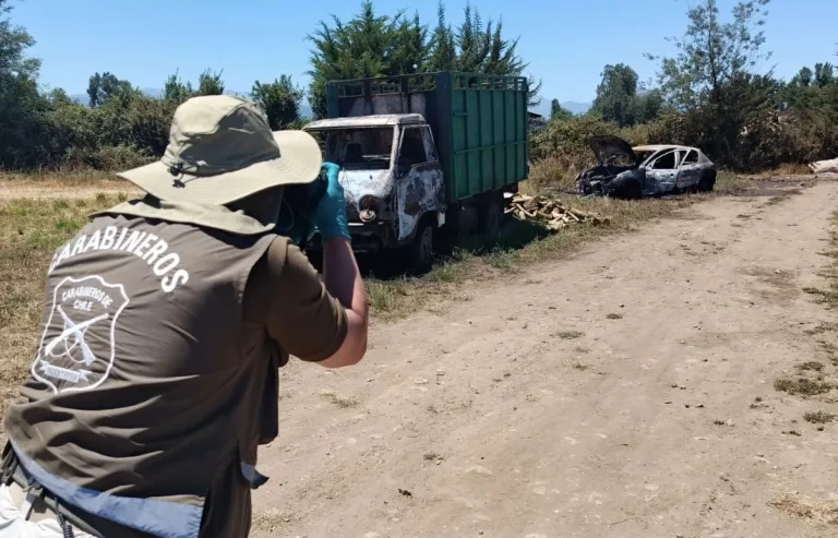 LABOCAR investiga incendio que destruyó dos vehículos en sector norte de Linares
