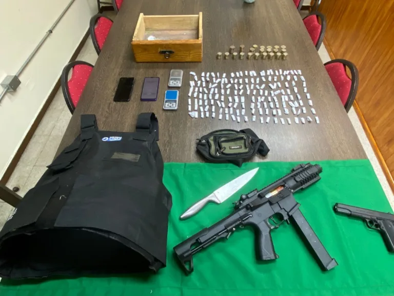 Carabineros detiene a dos sujetos por microtráfico en población La Granja de Rancagua