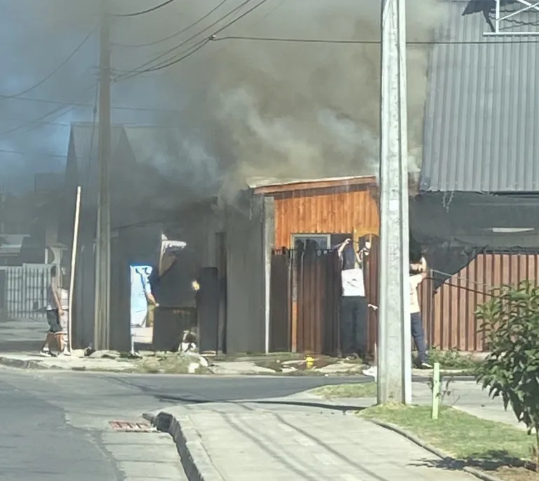 Incendio estructural destruye una vivienda en Villa Valles de Talca II
