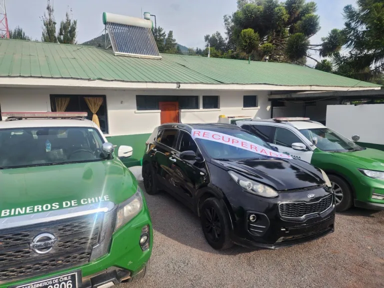 Detienen a conductor por circular en vehículo con encargo vigente por robo en los Queñes.